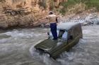 Giải cứu xe giữa dòng nước xiết ở Uzbekistan