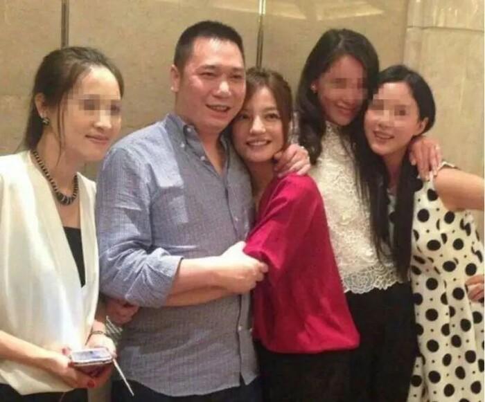 Cổ phiếu đóng băng cùng nghi vấn ly hôn, Triệu Vy bình thản tụ họp bạn bè-9