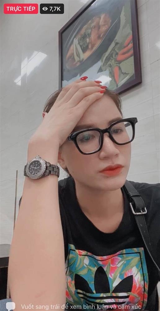 Trang Trần tranh thủ bán hàng chờ hacker nhà bà Phương Hằng caosu-1