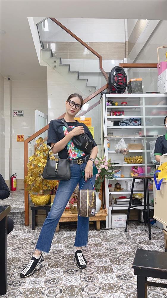 Trang Trần tranh thủ bán hàng chờ hacker nhà bà Phương Hằng caosu-4