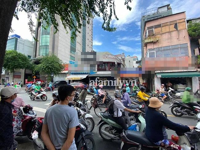 Hàng trăm người có mặt theo dõi trận chiến Trang Khàn và team bà Phương Hằng-3