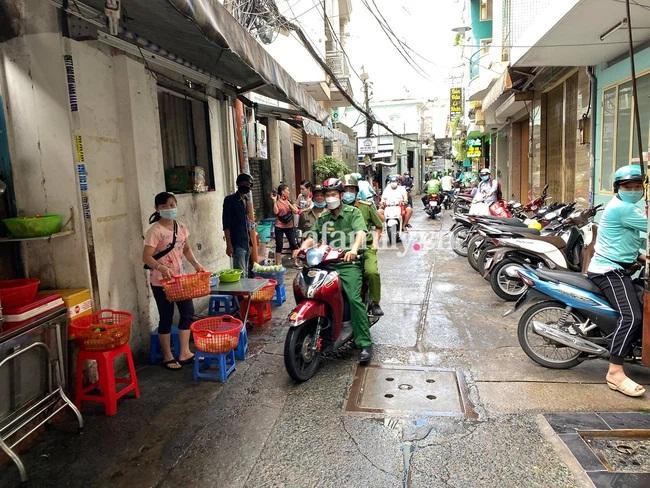 Hàng trăm người có mặt theo dõi trận chiến Trang Khàn và team bà Phương Hằng-2