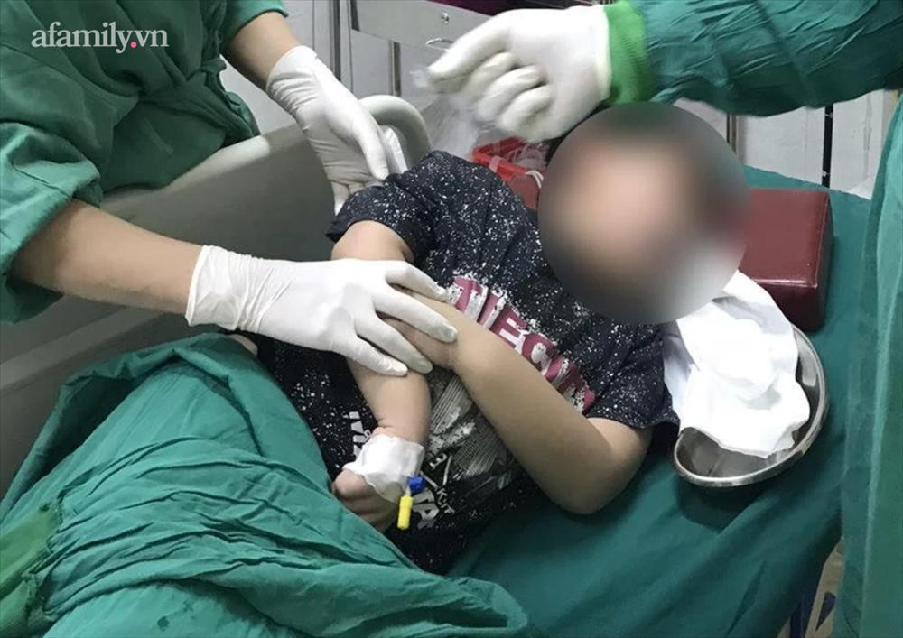 Bắt chước ảo thuật gia, bé trai 8 tuổi nuốt đồng xu rồi mắc nghẹn nguy kịch-1