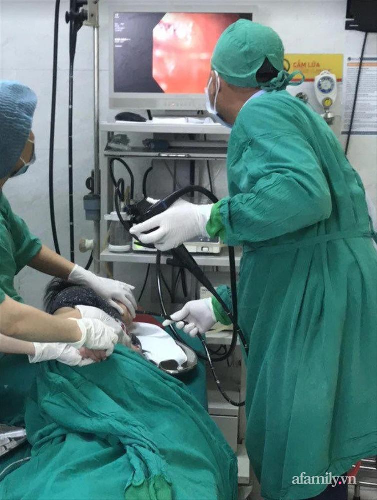 Bắt chước ảo thuật gia, bé trai 8 tuổi nuốt đồng xu rồi mắc nghẹn nguy kịch-2