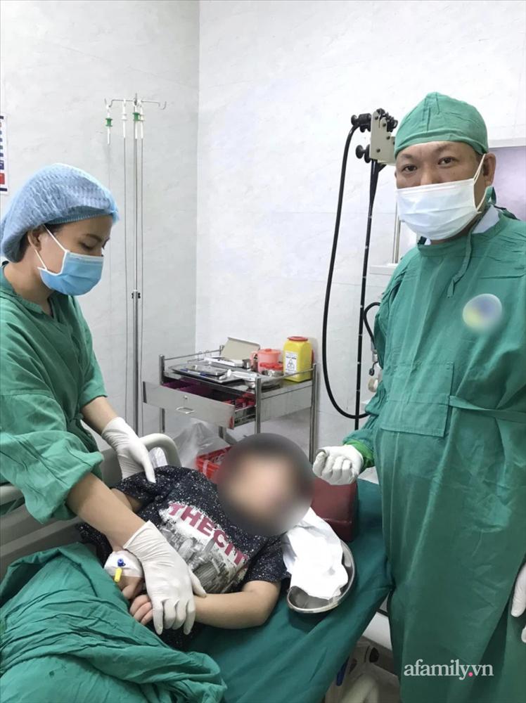 Bắt chước ảo thuật gia, bé trai 8 tuổi nuốt đồng xu rồi mắc nghẹn nguy kịch-3