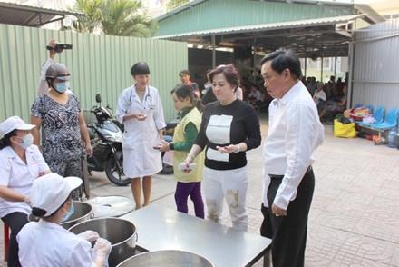 Bà Phương Hằng giản dị đi từ thiện khác xa lúc livestream bóc phốt-9