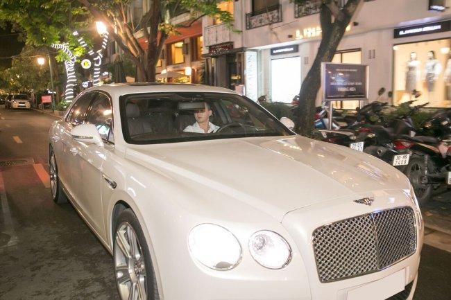 Xuất hiện với chiếc xế hộp hạng sang, Việt Anh cho biết anh quyết định tậu chiếc Bentley đắt tiền để có thể thoải mái nghỉ ngơi trên xe khi đi những chặng đường dài do tính chất công việc đòi hỏi thường xuyên di chuyển.