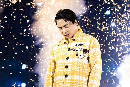 Karik đăng status nhạy cảm giữa lúc showbiz Việt ngập tràn drama