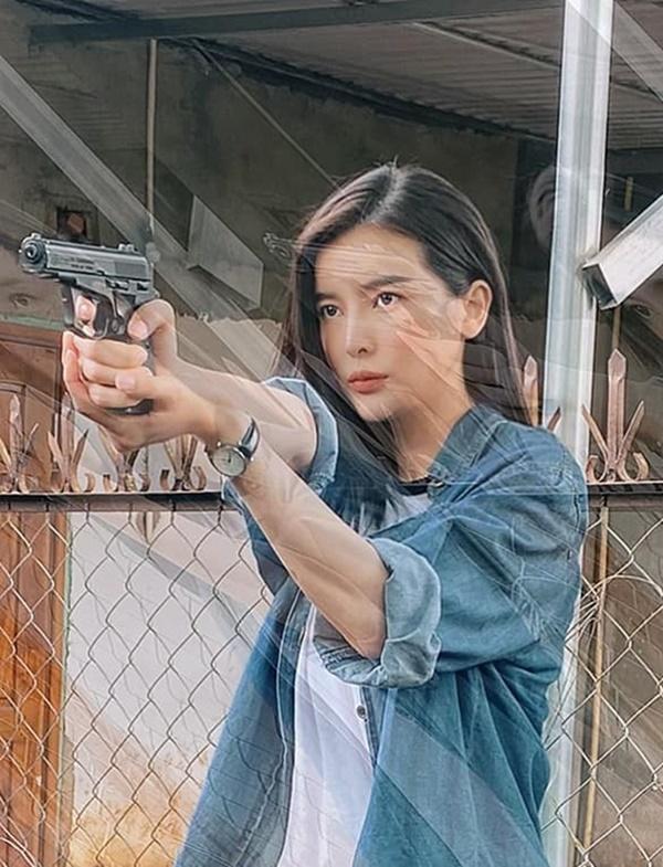 Được biết, Bão ngầm là một phần trong series Cảnh sát hình sự đình đám một thời. Trong phim, Cao Thái Hà đảm nhận vai thiếu úy Vũ Hạ Lam. Phim kể về hành trình phá đường dây ma túy xuyên quốc gia của lực lượng cảnh sát phòng chống tội phạm về ma túy