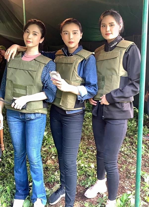 Cao Thái Hà, Thanh Bi và một nữ diễn viên trên phim trường. Không chỉ ghi điểm bởi nhan sắc xinh đẹp, Cao Thái Hà hứa hẹn sẽ đem lại những pha hành động mạo hiểm trèo tường, đánh đấm đã mắt và cả sự mưu trí, dũng cảm trên hành trình phá án.