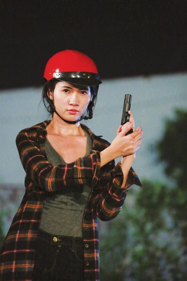 Người đẹp quê Tiền Giang từng chia sẻ, vai diễn của cô không được trang điểm, chăm chút quần áo kĩ lưỡng. Thay vào đó, hình ảnh nữ cảnh sát trong phim hiện lên mộc mạc, gần gũi.