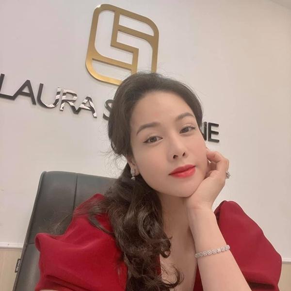 Ngoài đời, Nhật Kim Anh là chủ tịch một công ty mỹ phẩm nổi tiếng.