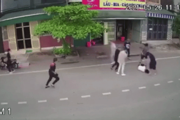 Clip: Nam sinh bị 7 thanh niên đánh hội đồng dã man, bất động giữa đường
