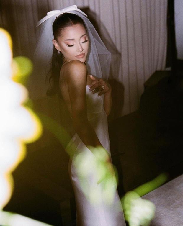Hình ảnh đẹp nhất hôm nay: Ariana Grande, 1 chiếc váy cưới dung dị và 1 happy ending-1