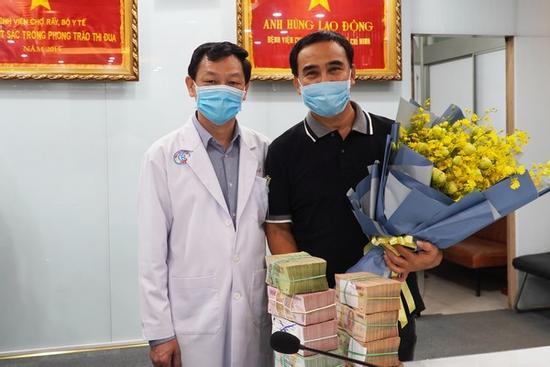 Ủng hộ 2 tỷ chống dịch, Quyền Linh vẫn bị móc mỉa chuyện PR quá đà