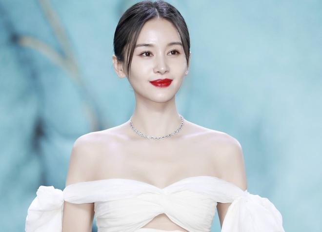 Trợ lý quỳ gối đi giày cho Vương Tử Văn-2