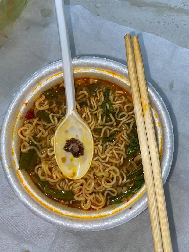 Gọi bát mì bạch tuộc, cô gái vừa ăn vừa rớt nước mắt-1