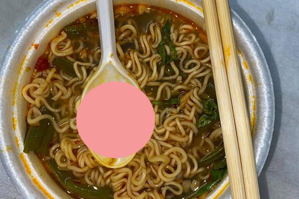 Chàng trai người Nga này đã tìm ra cách giúp cành ra đi, lá thì ở lại khi nhặt rau ngót-2