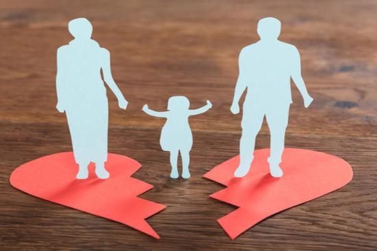 Bước ra khỏi tòa án, tôi rơi nước mắt trước câu hỏi ngô nghê và hành động của con trai 4 tuổi