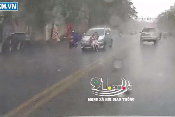 Sợ hãi khoảnh khắc ô tô 7 chỗ đâm tử vong cô gái đi xe máy giữa trời mưa