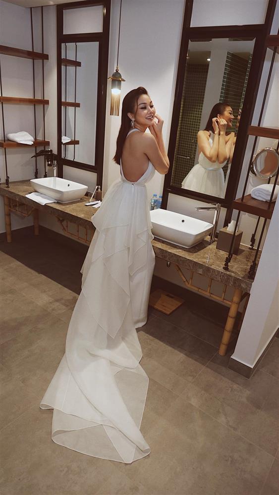 Đứng yên, không nhúc nhích nhưng Thanh Hằng vẫn lộ chân ngực sexy-2