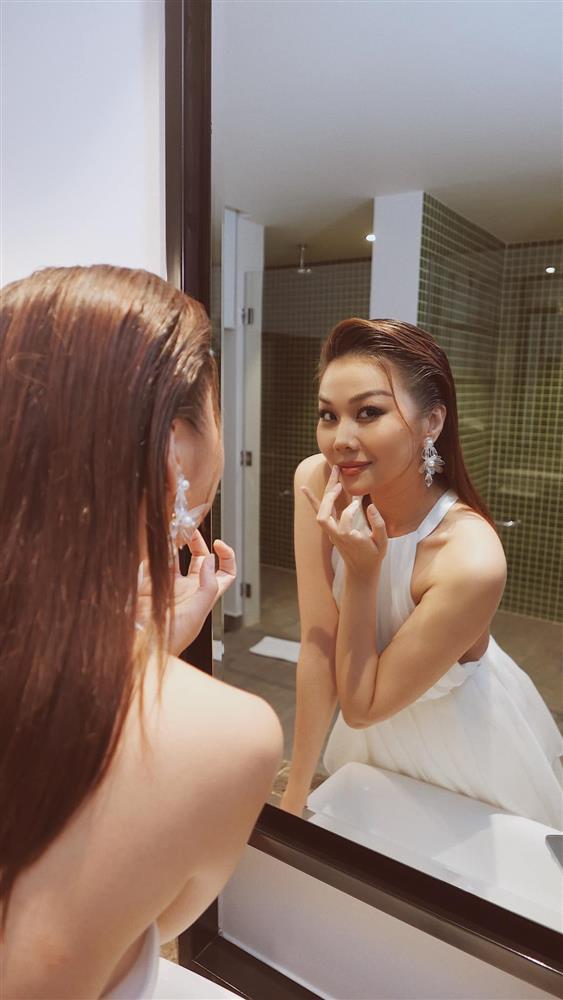 Đứng yên, không nhúc nhích nhưng Thanh Hằng vẫn lộ chân ngực sexy-3