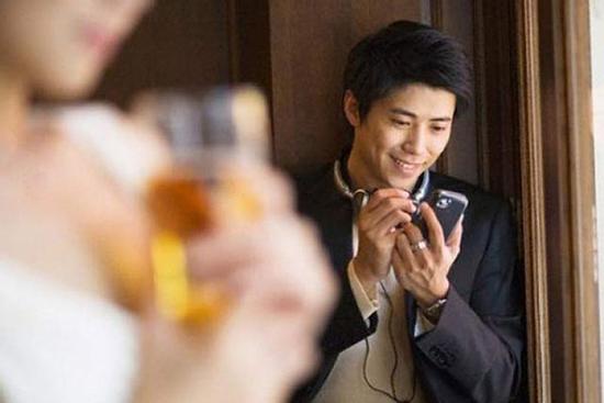 'Say nắng' đồng nghiệp rồi kêu chán vợ, thanh niên bị hội anh em giáo huấn nghe mà chất