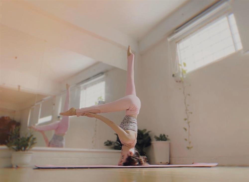 Tiểu Vy và loạt sao Vbiz khoe body nghẹt thở với thế trồng cây chuối-4