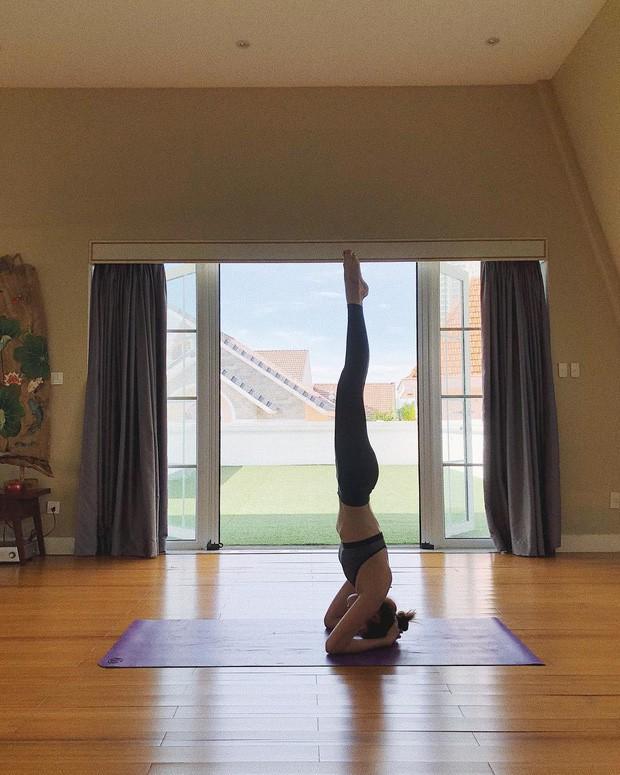 Tiểu Vy và loạt sao Vbiz khoe body nghẹt thở với thế trồng cây chuối-8