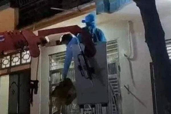 F1 cố thủ trong nhà, cởi quần áo thách thức không chịu đi cách ly-3