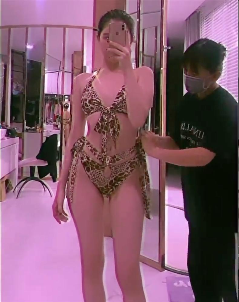 Ngọc Trinh mặc bikini hình bàn tay hư hỏng nâng đỡ vòng 1-3
