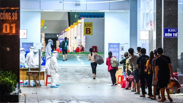 Clip: Xe cứu thương tập kết trong đêm, hối hả đưa cả nghìn công nhân đi cách ly-3