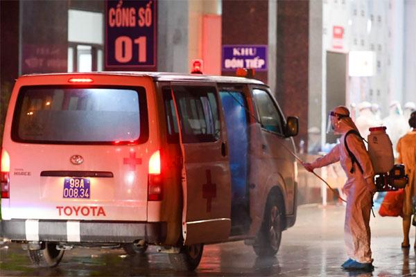 Clip: Xe cứu thương tập kết trong đêm, hối hả đưa cả nghìn công nhân đi cách ly-2