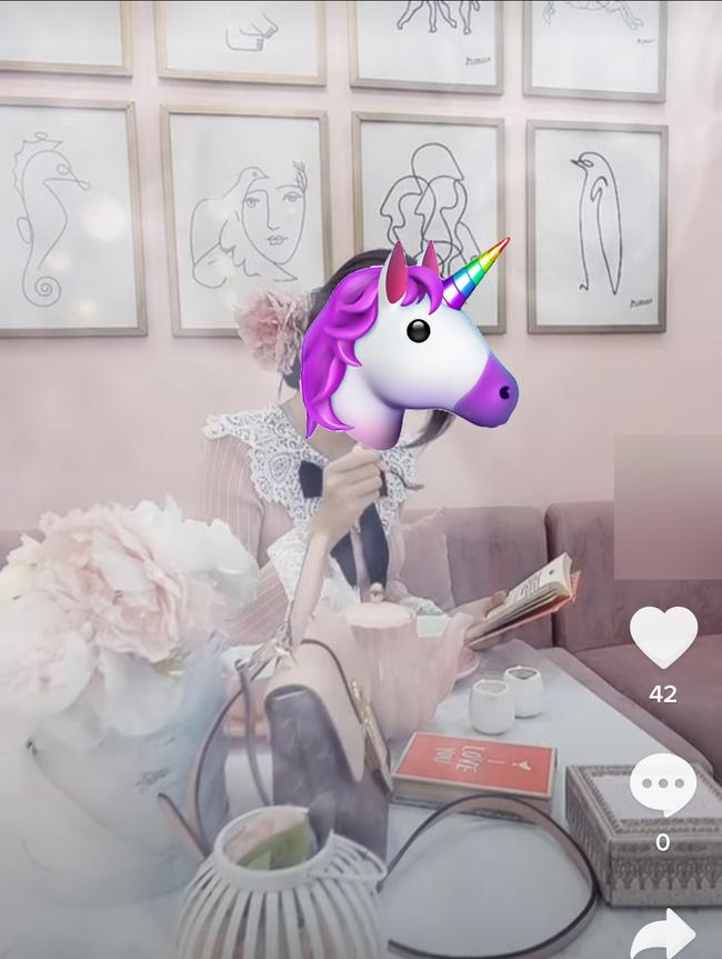 Hot girl Về Nhà Đi Con lộ clip nóng ngồi đếm cả xấp đô la, hàng hiệu la liệt-2