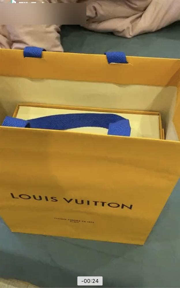 Hot girl Về Nhà Đi Con lộ clip nóng ngồi đếm cả xấp đô la, hàng hiệu la liệt-3