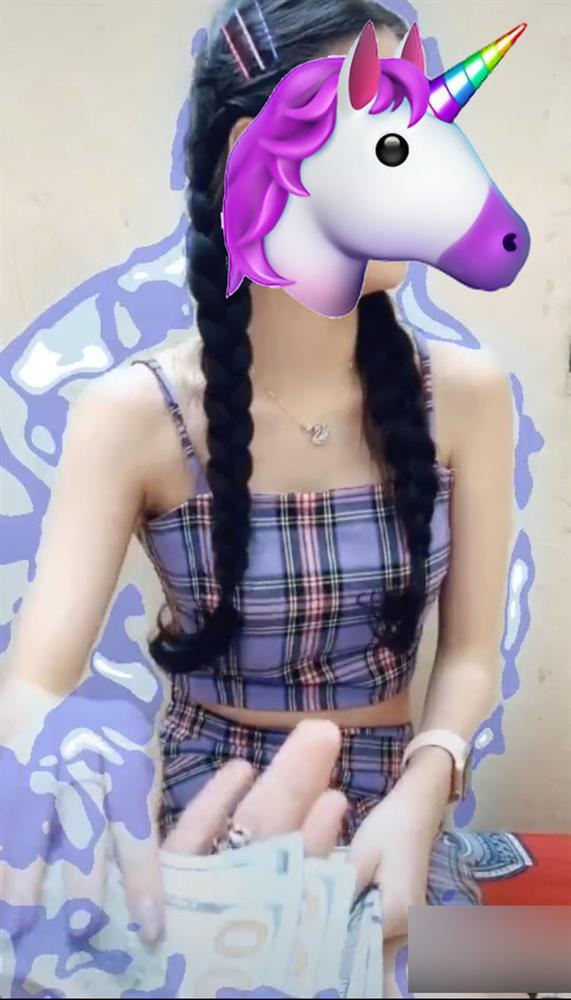 Hot girl Về Nhà Đi Con lộ clip nóng ngồi đếm cả xấp đô la, hàng hiệu la liệt-5