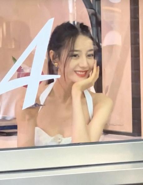 Địch Lệ Nhiệt Ba ngày càng táo bạo: Mặc váy hở hết cỡ, liên tục che ngực vì vòng 1 khủng-5