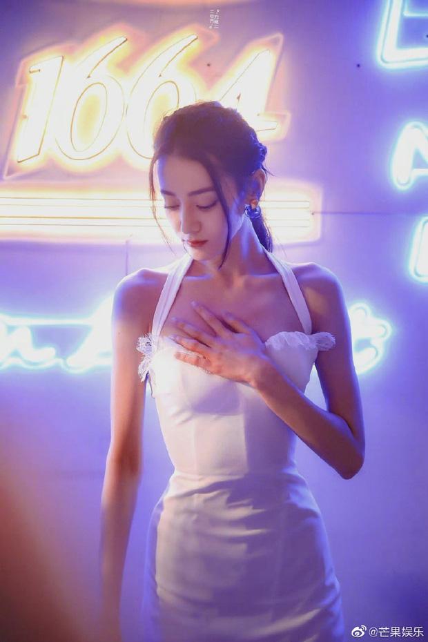 Địch Lệ Nhiệt Ba ngày càng táo bạo: Mặc váy hở hết cỡ, liên tục che ngực vì vòng 1 khủng-2