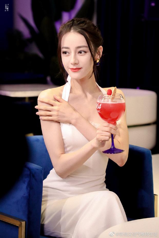 Địch Lệ Nhiệt Ba ngày càng táo bạo: Mặc váy hở hết cỡ, liên tục che ngực vì vòng 1 khủng-3