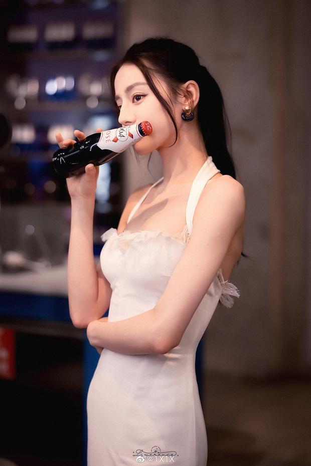 Địch Lệ Nhiệt Ba ngày càng táo bạo: Mặc váy hở hết cỡ, liên tục che ngực vì vòng 1 khủng-4