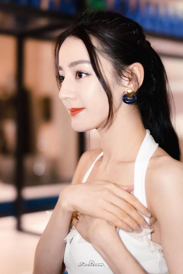 Địch Lệ Nhiệt Ba ngày càng táo bạo: Mặc váy hở hết cỡ, liên tục che ngực vì vòng 1 khủng-6