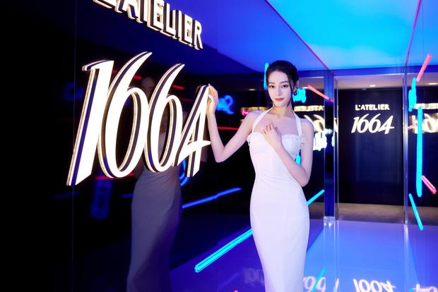 Địch Lệ Nhiệt Ba ngày càng táo bạo: Mặc váy hở hết cỡ, liên tục che ngực vì vòng 1 khủng-7