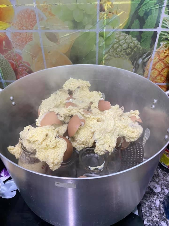 Tưởng thế là ngầu gái xinh vào bếp nướng trứng gà, đến khi mở vung hỏng cả một nồi-2