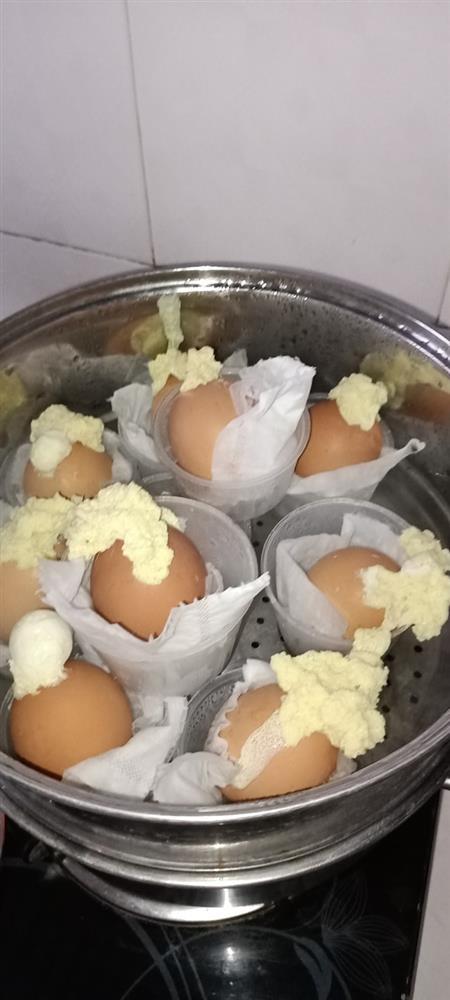 Tưởng thế là ngầu gái xinh vào bếp nướng trứng gà, đến khi mở vung hỏng cả một nồi-3