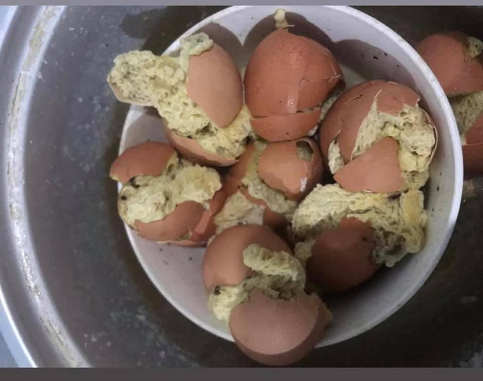 Tưởng thế là ngầu gái xinh vào bếp nướng trứng gà, đến khi mở vung hỏng cả một nồi-4