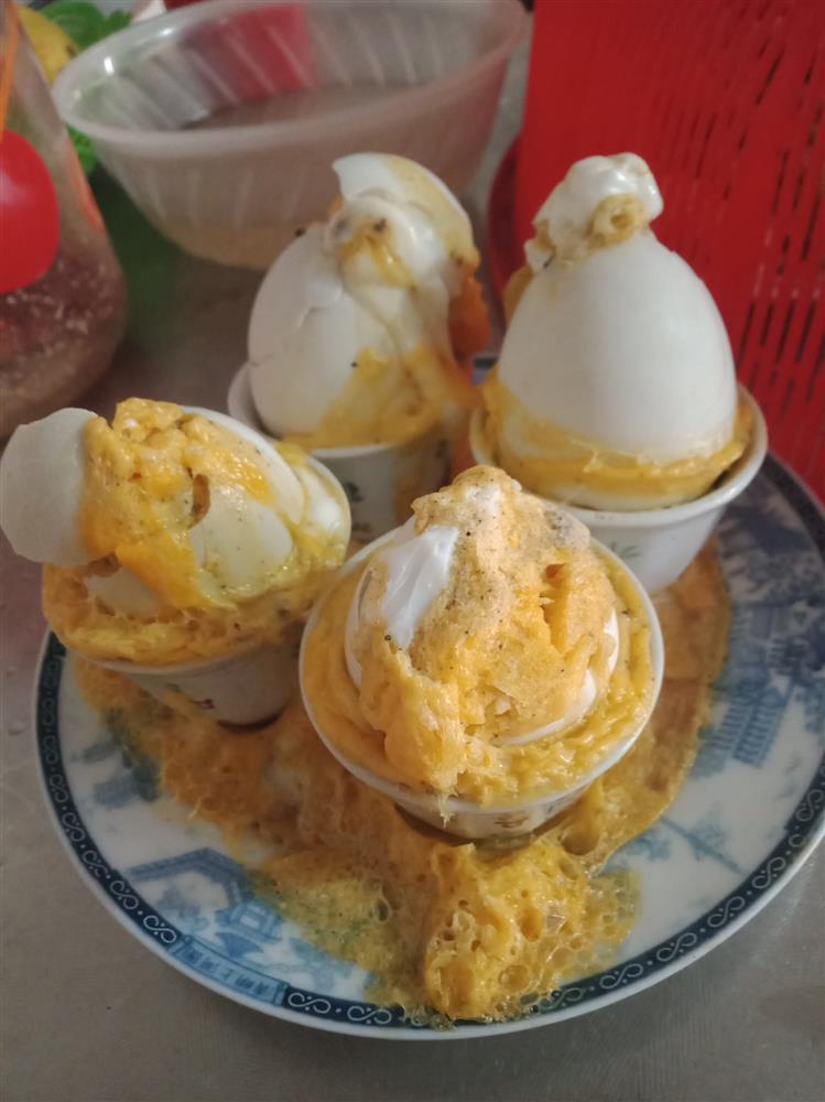 Tưởng thế là ngầu gái xinh vào bếp nướng trứng gà, đến khi mở vung hỏng cả một nồi-5