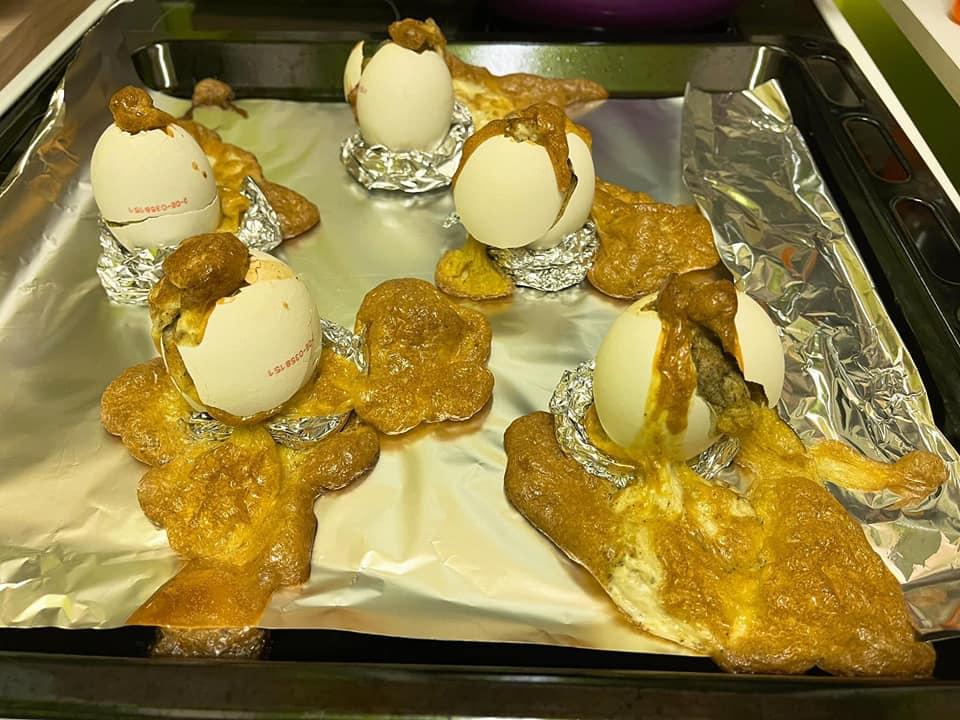 Tưởng thế là ngầu gái xinh vào bếp nướng trứng gà, đến khi mở vung hỏng cả một nồi-7