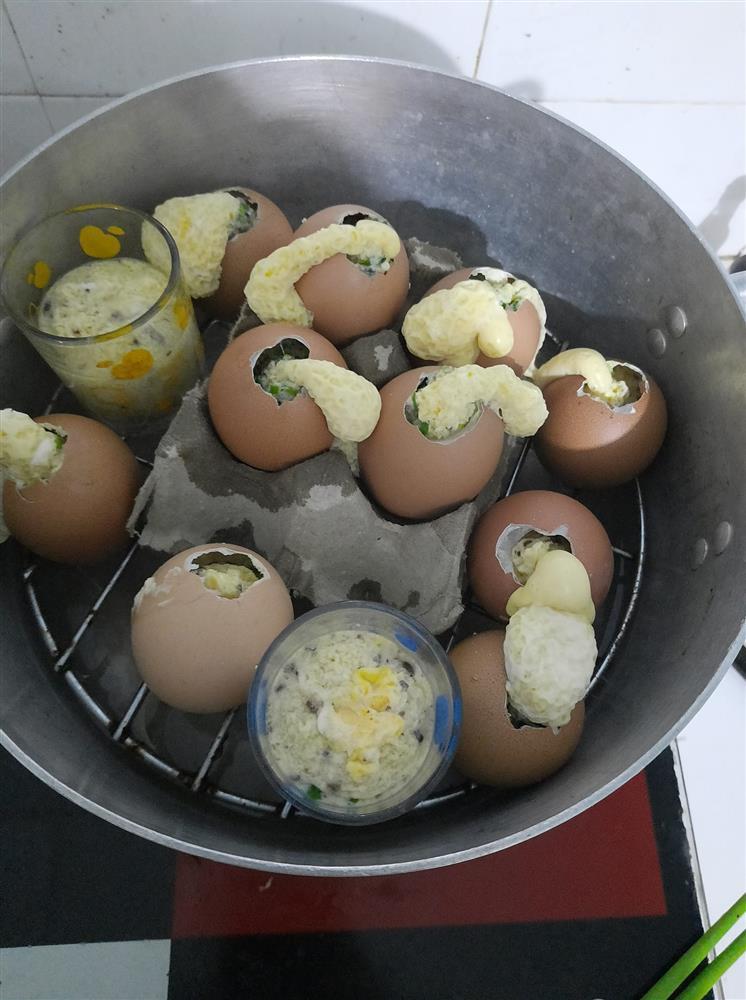 Tưởng thế là ngầu gái xinh vào bếp nướng trứng gà, đến khi mở vung hỏng cả một nồi-8