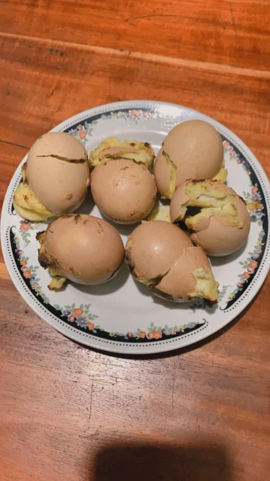 Tưởng thế là ngầu gái xinh vào bếp nướng trứng gà, đến khi mở vung hỏng cả một nồi-9