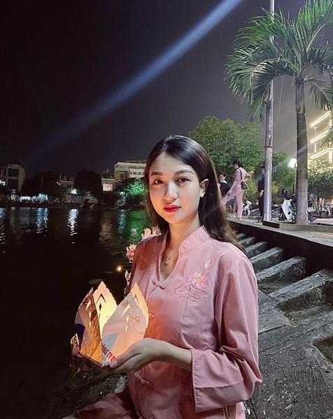 Ngoài lúc sexy, Anh Thư Về Nhà Đi Con cũng kín đáo với áo lam đi chùa-3